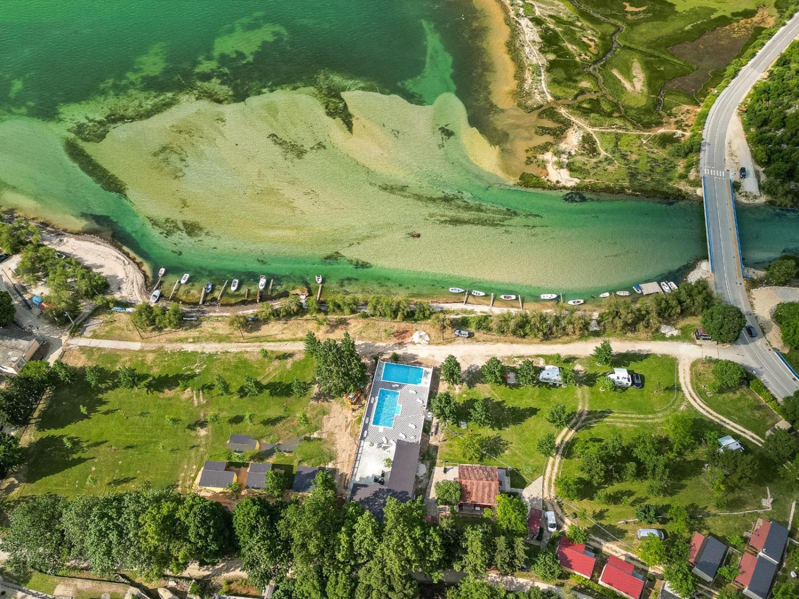 Sunny Resort Donji Karin Экстерьер фото